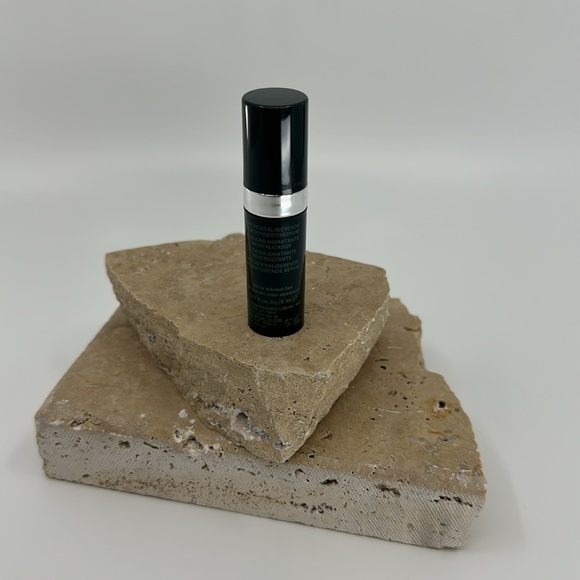 NWT. La Mer The Revitalizing Hydrating Serum. 5 mL. - Picture 2 of 2